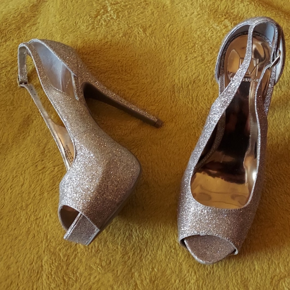 SALE‼️ Material Girl gold glitter platform sandal 9.5